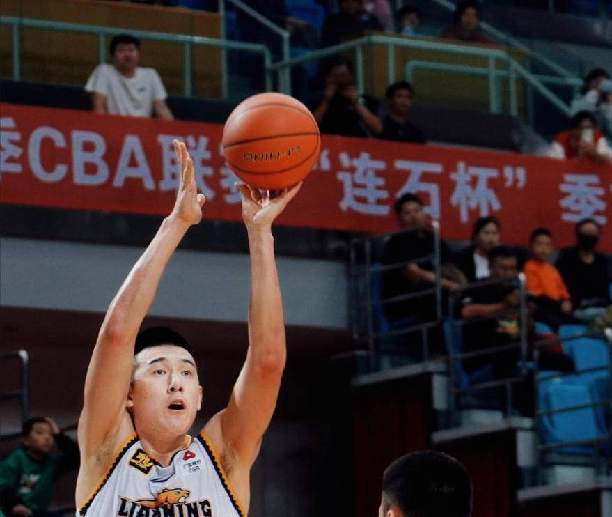 辽宁男篮胜利维持优势，季后赛席位巩固