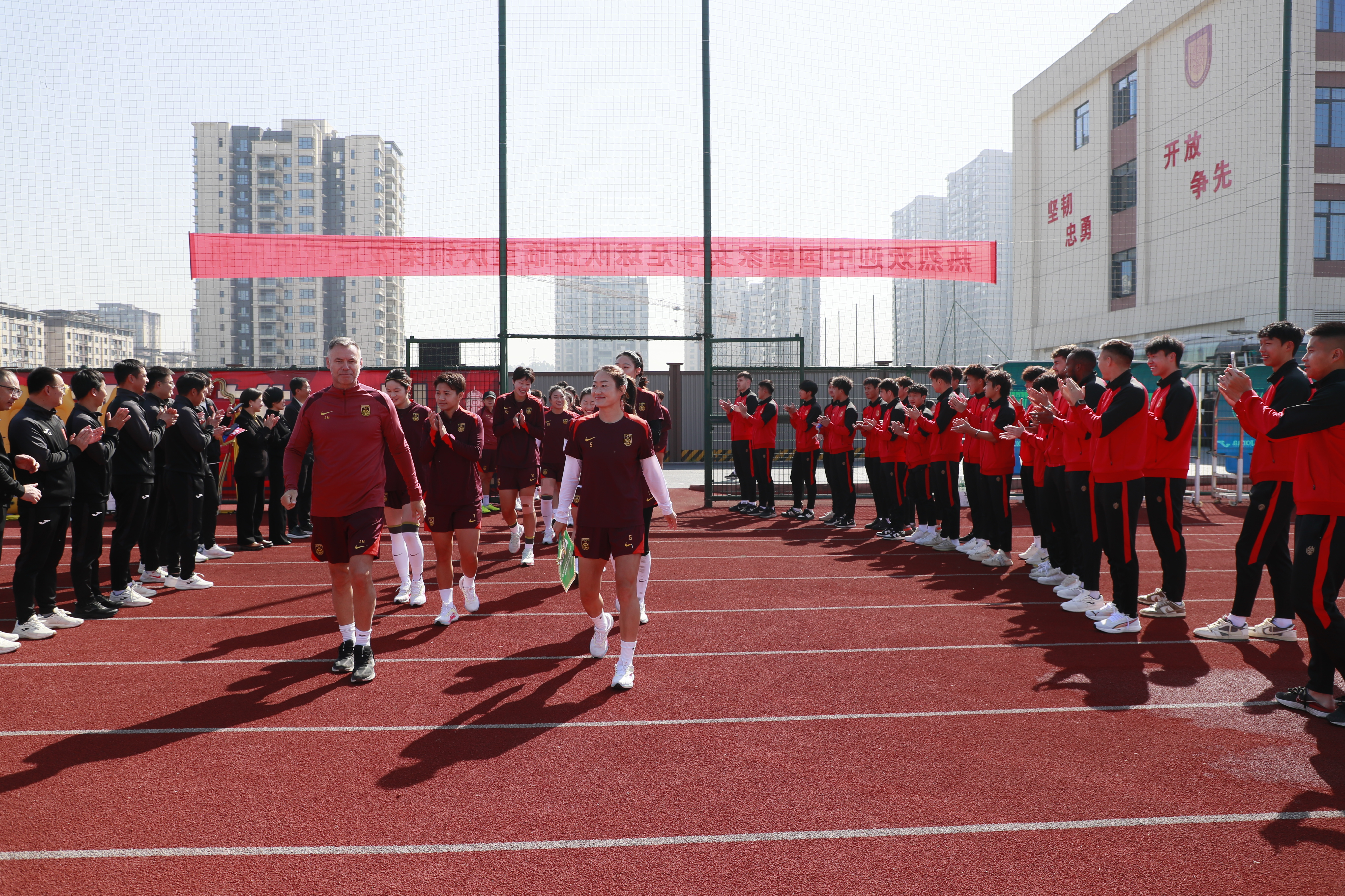 国内女足球员集训积极备战即将到来的比赛