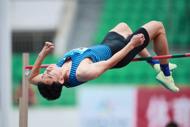 跳高赛现场:飞身空中,突破极限 跳高赛现场:飞身空中,突破极限